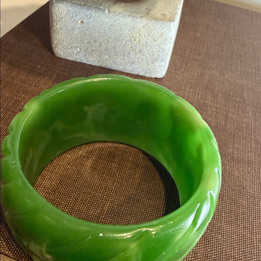 Vintage Marbled Green Lucite Bangle Bracelet Carved Sunburst Design - Picture 6 of 6